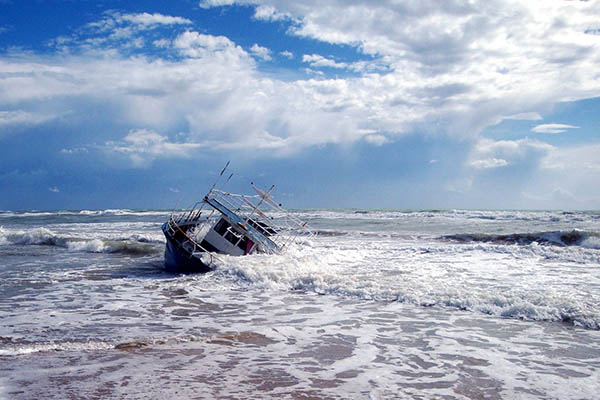 Barco zozobra en Tanzania, mueren 10 personas