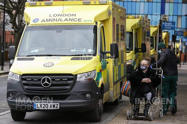 Inglaterra mantiene "plan B" de restricciones pese a alza de hospitalizaciones por covid