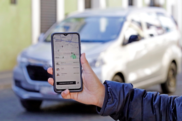 Juez federal ampara a Uber contra acuerdo de tarifas máximas aplicado en Puebla