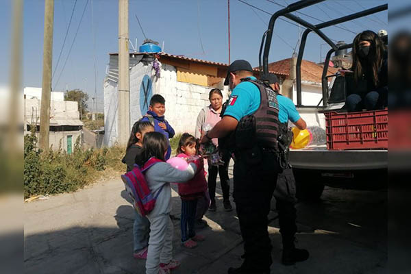 Policías llevan alegría a niños repartiendo juguetes en zonas marginadas
