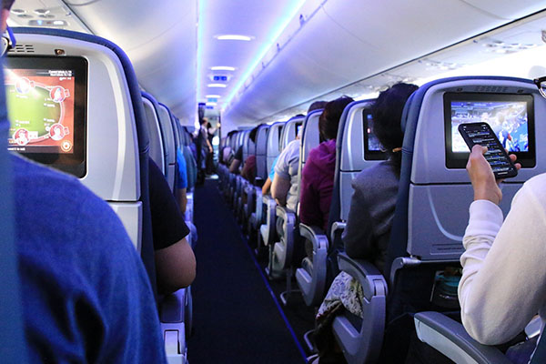 Influencers y famosos canadienses arman covifiesta en pleno vuelo