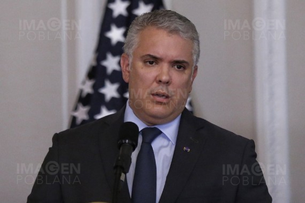 Presidente de Colombia dice que no vacunarse es una estupidez