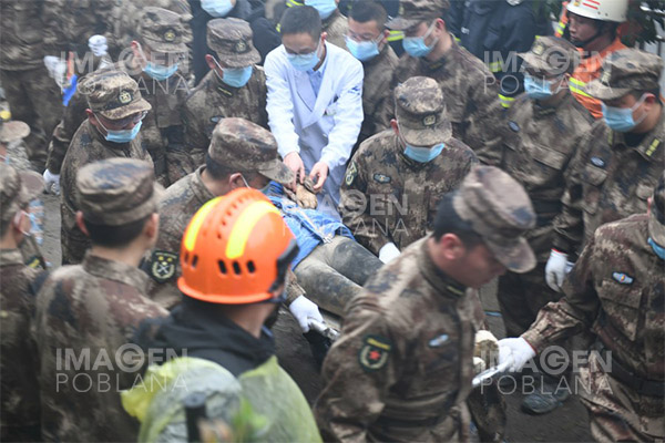 Más de 20 personas atrapadas tras explosión en comedor de China