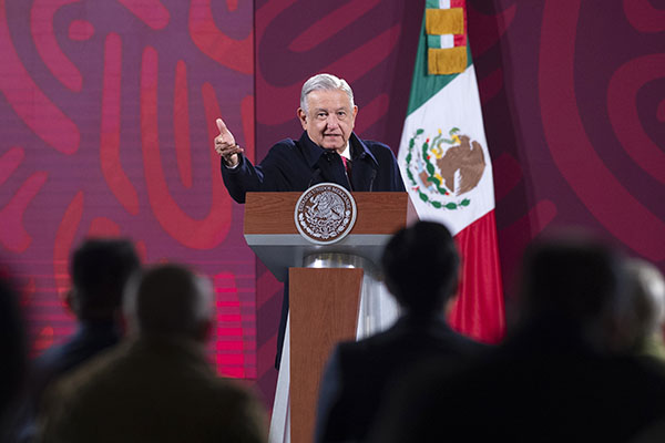 AMLO discute nuevas alternativas para venta del avión presidencial