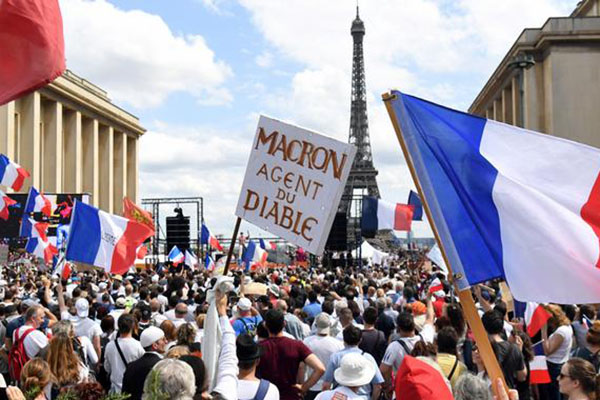 Unas 105,000 personas se manifiestan en Francia contra el pase de vacunas