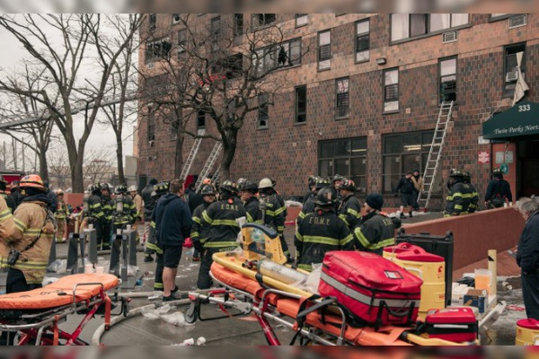 Tragedia en NY: incendio en edificio de departamentos mata a 19 personas