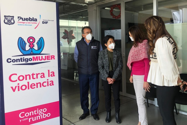Liliana Ortiz y Lilia Cedillo recorren las instalaciones del Centro de Día