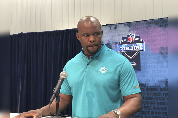 Delfines de Miami cortan a Brian Flores luego de tres temporadas sin playoffs