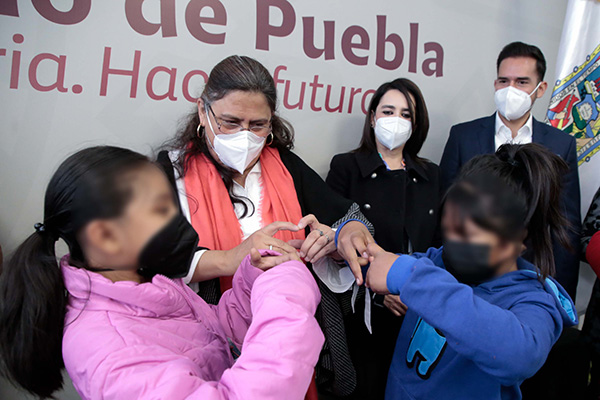 Entrega Rosario Orozco aparatos auditivos especializados a personas con discapacidad