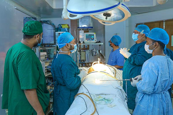 ¡Vivió con unas tijeras quirúrgicas en el abdomen durante 20 años!