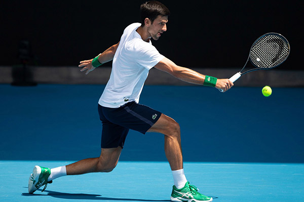 Djokovic, con un pie fuera del Abierto de Australia; autoridades analizan deportarlo