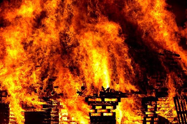 Incendio consume al menos 100 casas en norte de Chile
