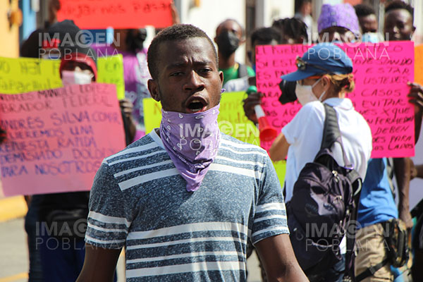 Decenas de haitianos solicitan a México asilo temporal con protesta en oficinas de Comar