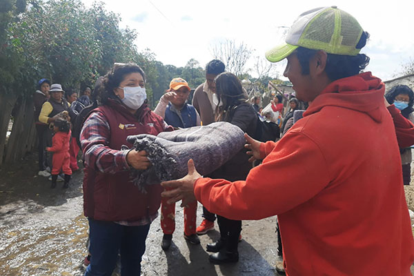 Lleva SEDIF apoyos a familias afectadas por contingencia en Tlachichuca y Acatzingo