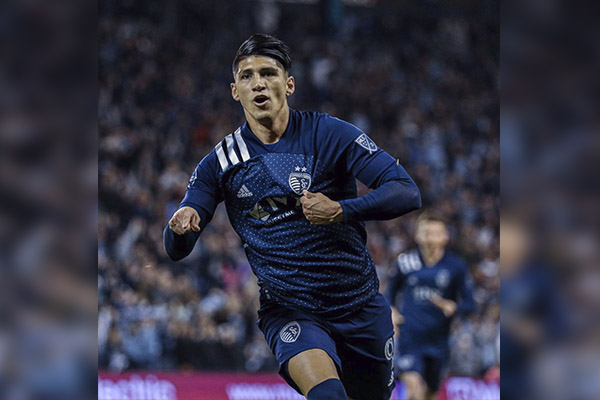 Operación de rodilla pone a Alan Pulido fuera de Qatar 2022