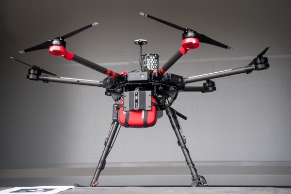 Dron entrega desfibrilador y salva la vida a un hombre de 71 años