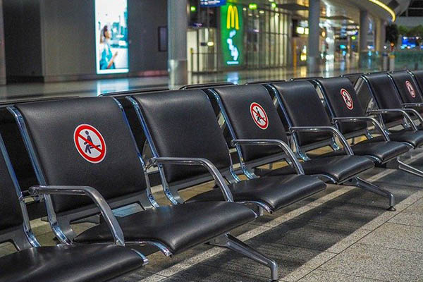 Ola de contagios por ómicron afecta operación de aerolíneas en EU