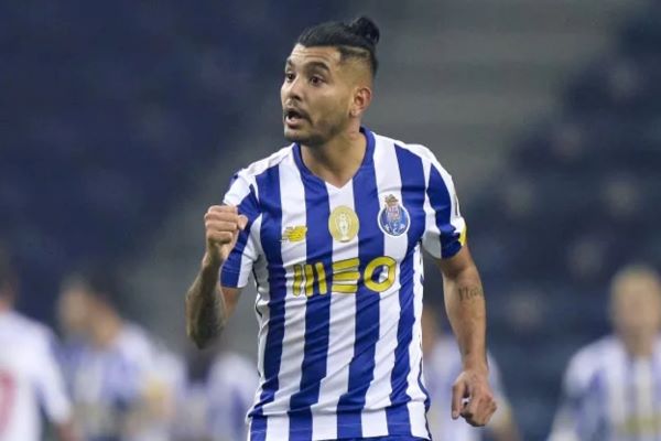 Tecatito Corona habría llegado a un acuerdo con el Sevilla