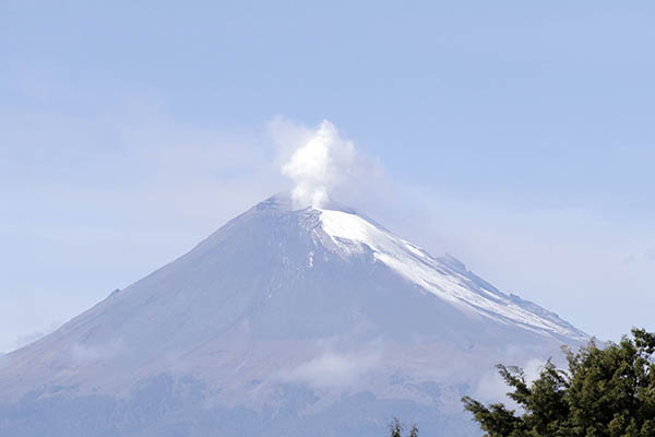 El Popocatépetl registra explosión con expulsión de ceniza