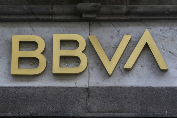 Maleantes despojan a cuentahabiente de 35,000 pesos en plena fila del banco