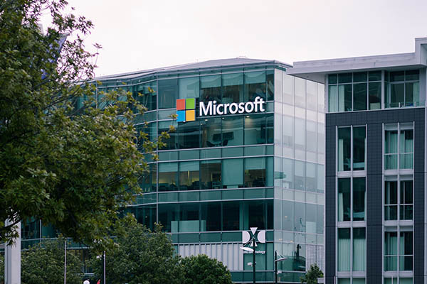 Microsoft apuesta por los combustibles sostenibles para aviones y hace millonaria inversión