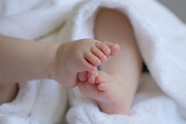 Un bebé de tres semanas muere por COVID-19 en Catar