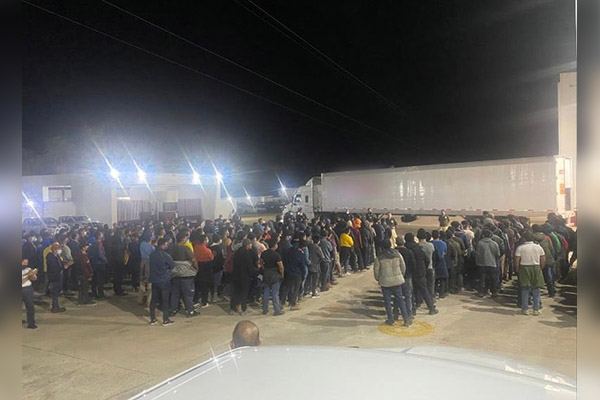 INM rescata a 359 migrantes que viajaban hacinados en un tráiler en Veracruz