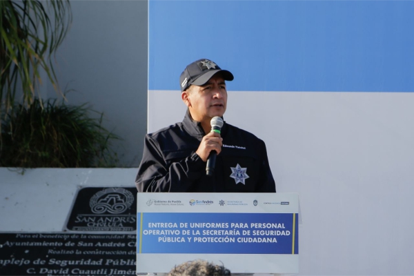 Edmundo Tlatehui entrega uniformes de última generación a policías de San Andrés Cholula
