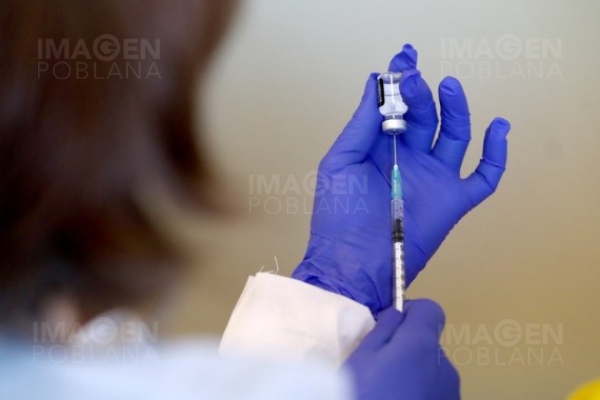 Pfizer y Moderna podrían tener vacuna adaptada contra ómicron en abril