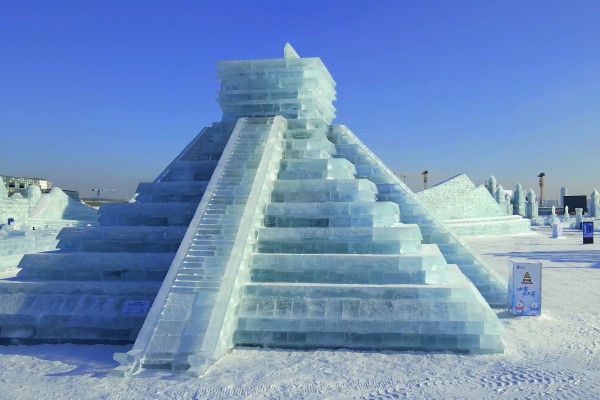 Edifican en China una pirámide de hielo de Kukulcán