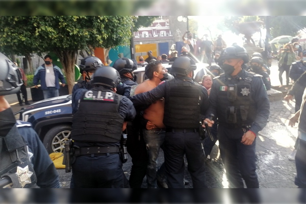 Vendedores informales chocan con policías tras ocupar el zócalo