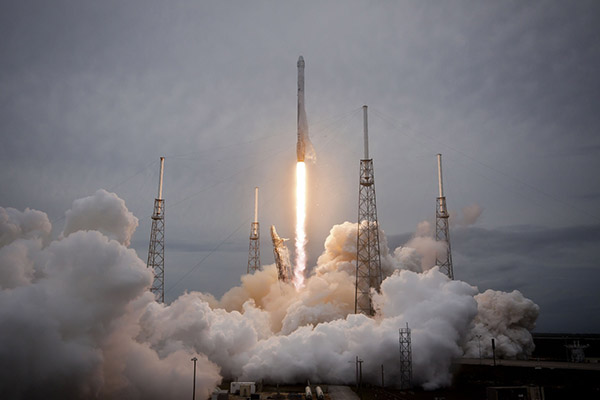 SpaceX firma millonario acuerdo con EU para llevar ayuda humanitaria en sus cohetes