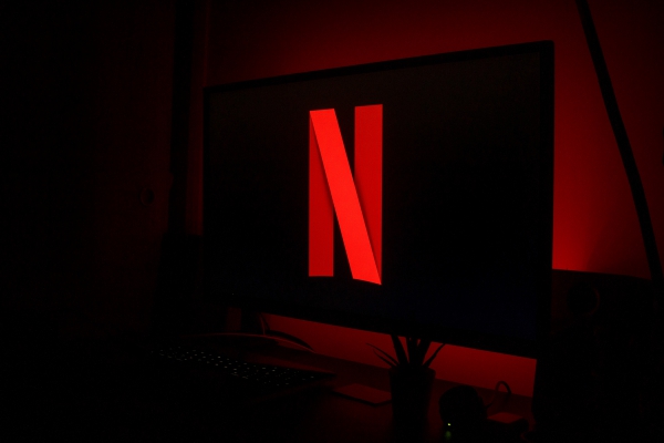 Suscriptores de Netflix se reducen y el valor de sus acciones cae un 20%