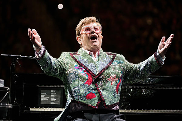 Elton John suspende sus conciertos en Dallas tras dar positivo a COVID-19