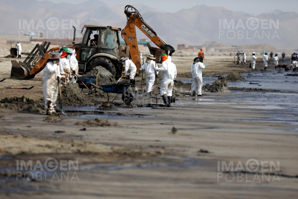 Pescadores sufren impacto del derrame de petróleo en costa peruana