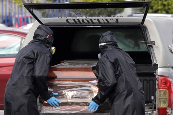 Mexicanos minimizan las muertes diarias por COVID-19