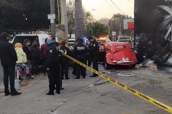 Conductor muere tras perder el control de su vochito
