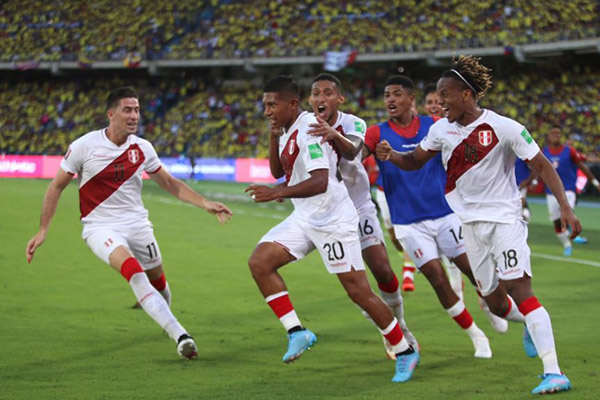 Perú vence a Colombia en eliminatorias y clasifica al Mundial