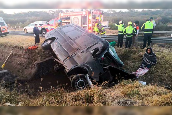 Aparatosa volcadura deja 12 muertos y 11 heridos en Jalisco