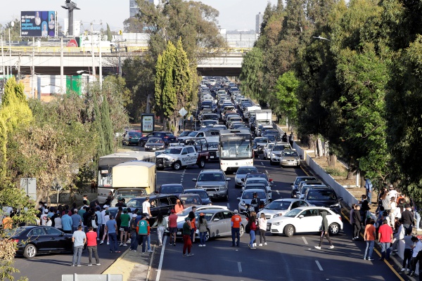 Estudiantes de la UDLAP se manifiestan y desquician el tránsito