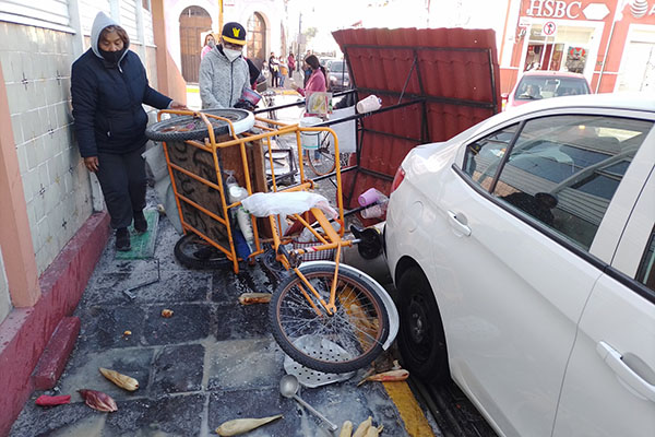 Arrollada por veloz auto mientras vendía tamales y atole