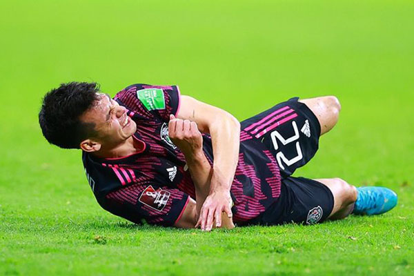 “Chucky” Lozano sufrió luxación de hombro durante juego ante Panamá