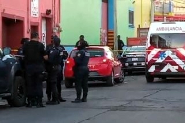 Hombre muere de tres disparos a quemarropa a bordo de su vehículo