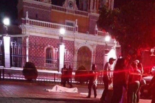 Dejan cadáver con un mensaje en pleno zócalo de Acatzingo