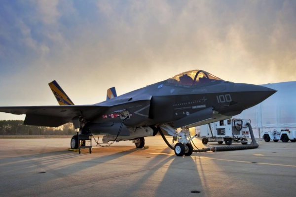 Captan el momento en que un caza F-35 se estrella contra un portaaviones