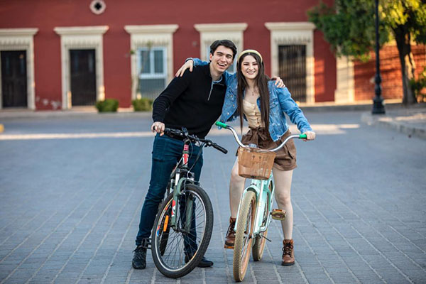 Brandon Báez y Karen Báez llegan con “Amor de Hermanos”