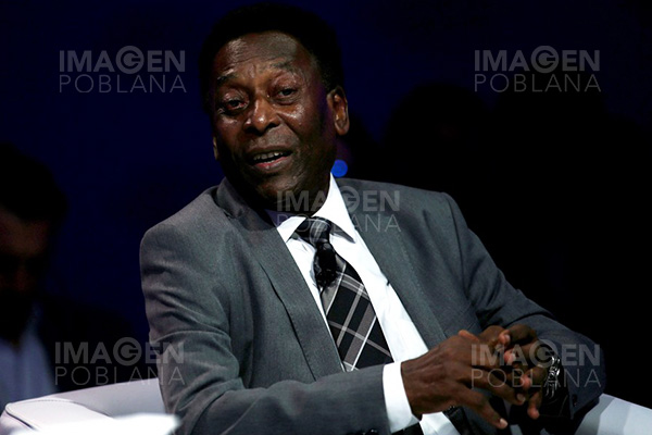 Pelé intenta aclarar rumores sobre su salud y presume buena apariencia en redes