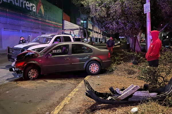 Conductora pierde el control e impacta a una patrulla municipal