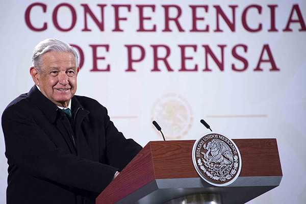 López Obrador asegura que "la mafia del poder" le paga a Loret de Mola