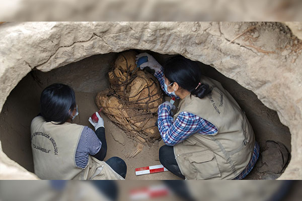 Hallan en Perú momias de seis niños aparentemente sacrificados en rituales